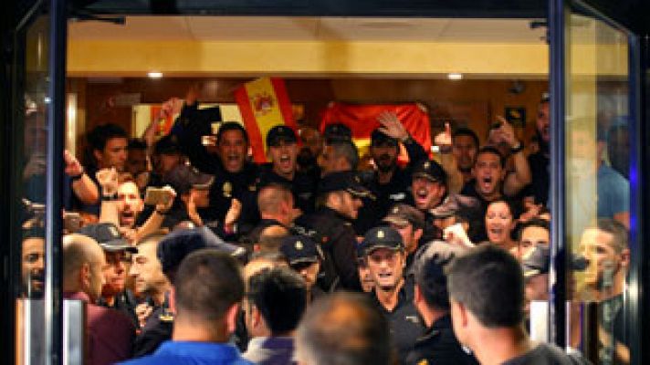 Telediario 1 - Vecinos de Pineda de Mar siguen concentrados para exigir a los policías nacionales que abandonen la ciudad