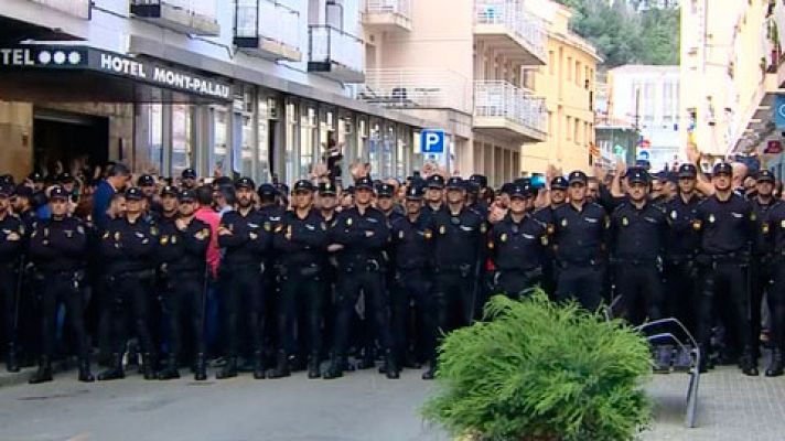 Telediario 1 - Los sindicatos de la Policía Nacional y las Asociaciones de la Guardia Civil denuncian el acoso que están sufriendo