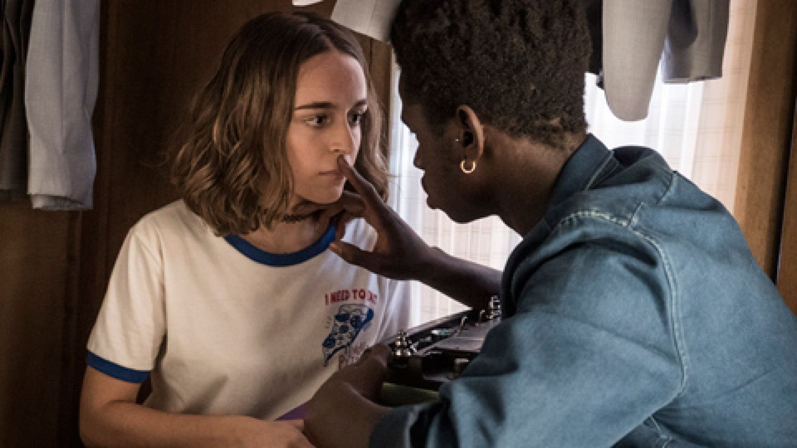 Jon le roba un beso a Bea