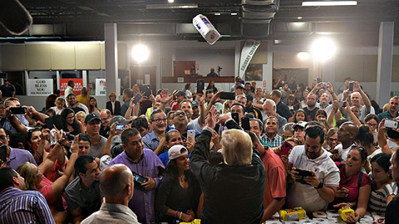 Críticas contra Trump por lanzar rollos de papel higiénico en Puerto Rico a los afectados por el huracán 'María'