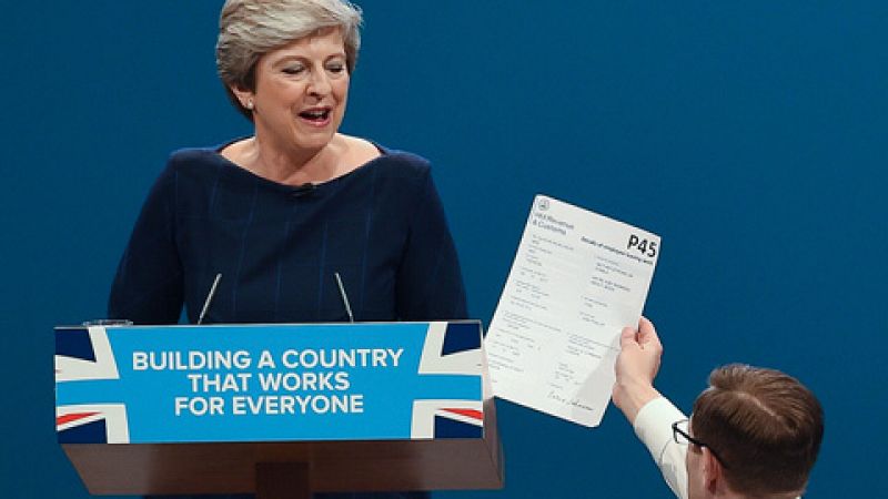 Accidentado final del congreso conservador para Theresa May por la tos y un humorista 'espontáneo'