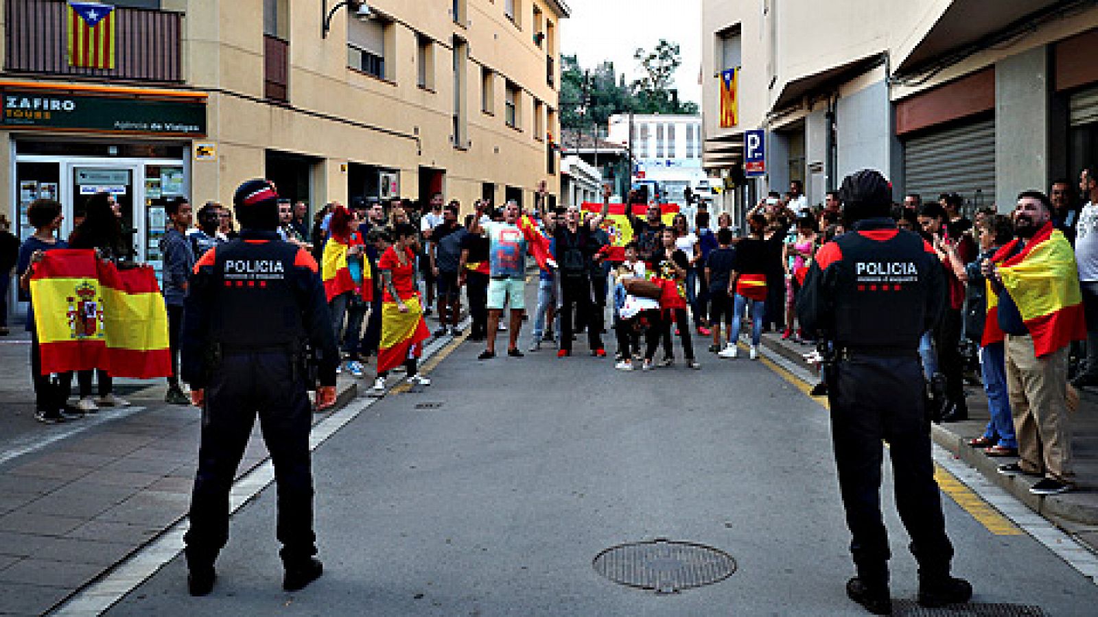 Telediario 1: Muestras de apoyo a los cuerpos de seguridad en Cataluña | RTVE Play