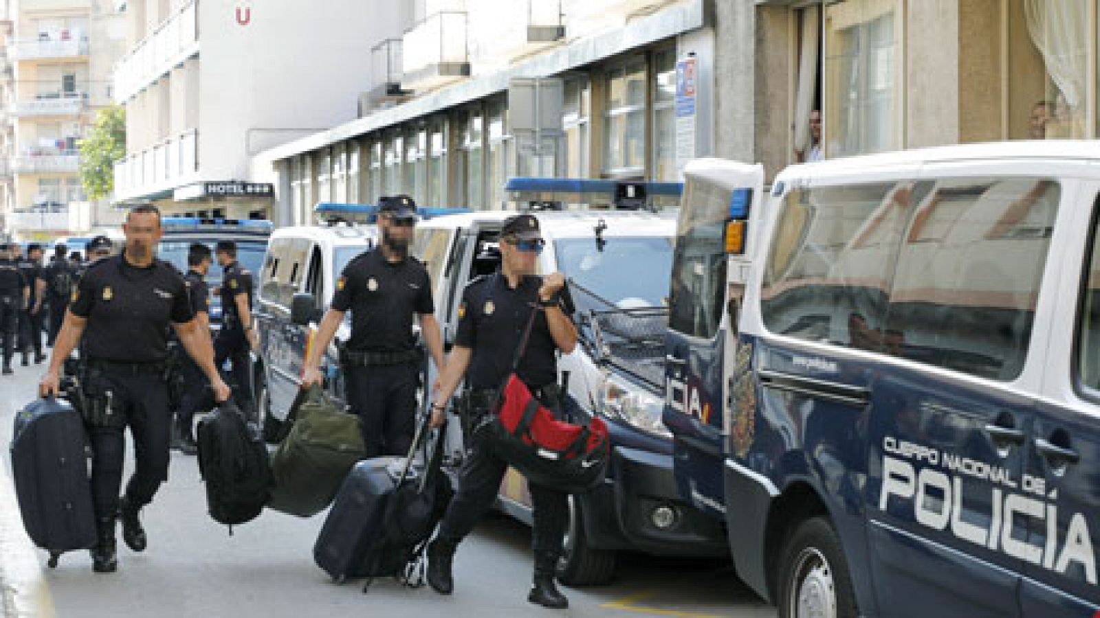 Telediario 1: Los policías abandonan los hoteles al finalizar los contratos y se trasladan a otros hoteles y/o cuarteles | RTVE Play