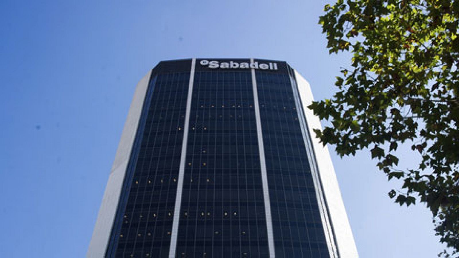 Telediario 1: Banco Sabadell estudia trasladar su domicilio social a Alicante, Madrid, o Asturias | RTVE Play