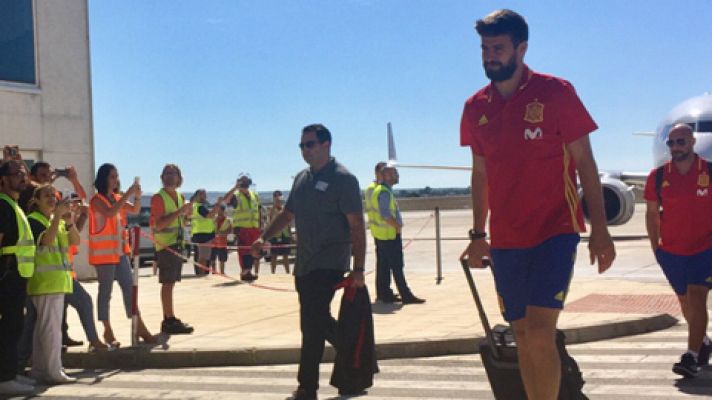 La selección llega a Alicante con Piqué en el centro de la atención