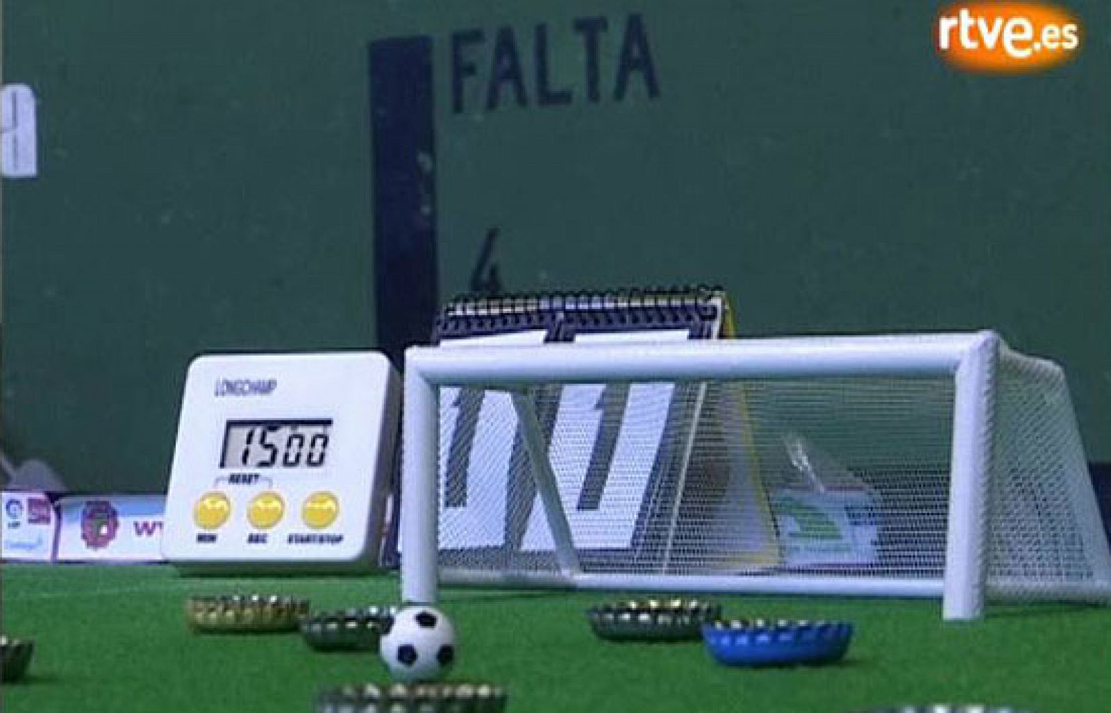 El fútbol-chapas surgió como entretenimiento entre los niños de la posguerra civil española. Este juego, a medio camino entre el deporte y el entretenimineto, sigue levantando pasiones a pesar de los nuevos adelantos tecnológicos