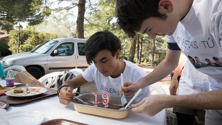 'Si fueras tú' celebra el cumpleaños de Óscar Casas