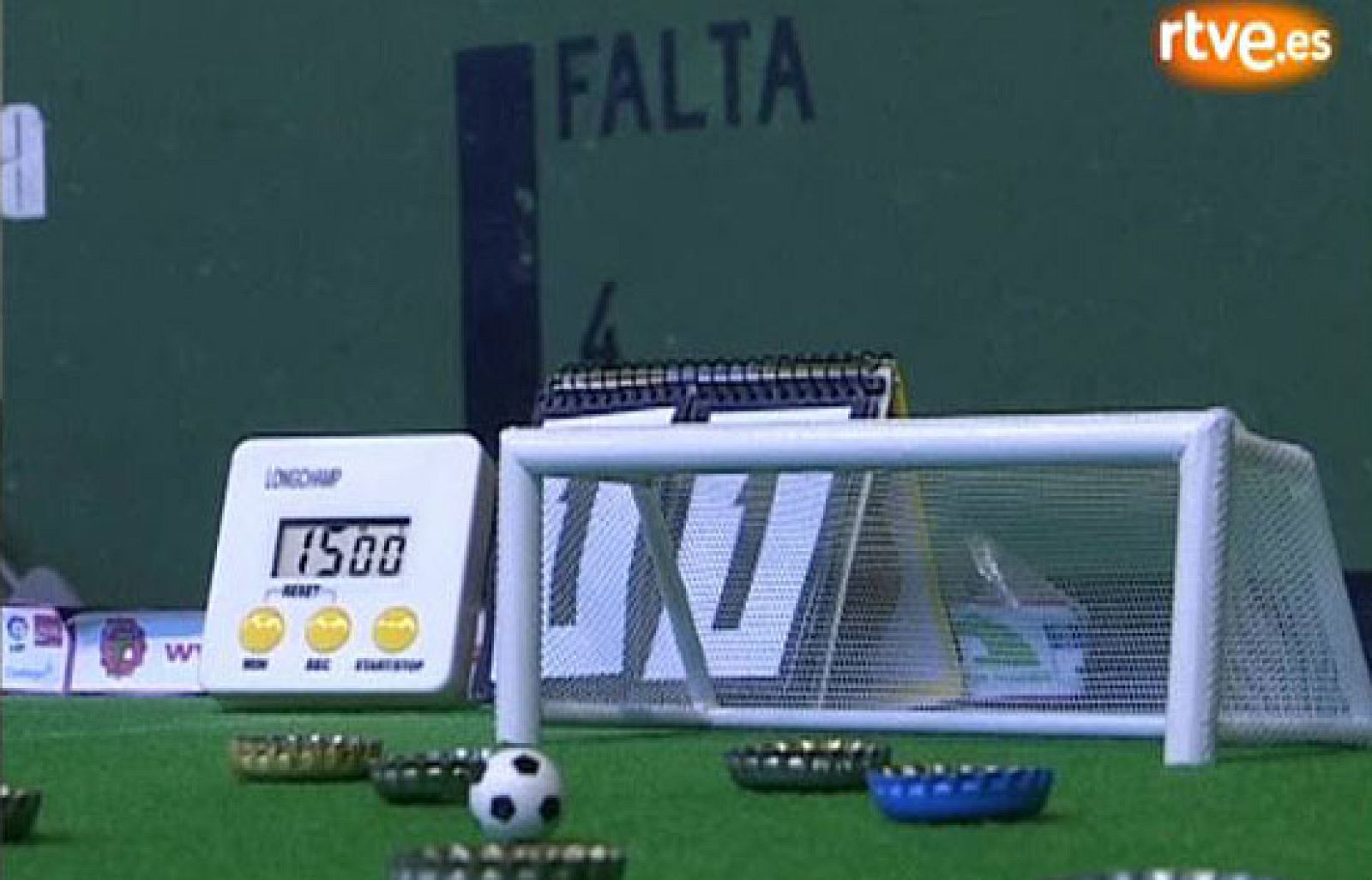 El fútbol-chapas surgió como entretenimiento entre los niños de la posguerra civil española. Este juego, a medio camino entre el deporte y el entretenimineto, sigue levantando pasiones a pesar de los nuevos adelantos tecnológicos 