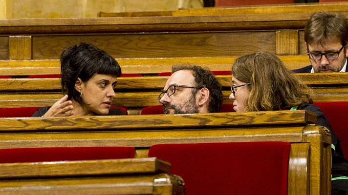 Telediario 1 - La CUP pide a la Generalitat que deje de trabajar con Banco Sabadell, Caixabank y BBVA