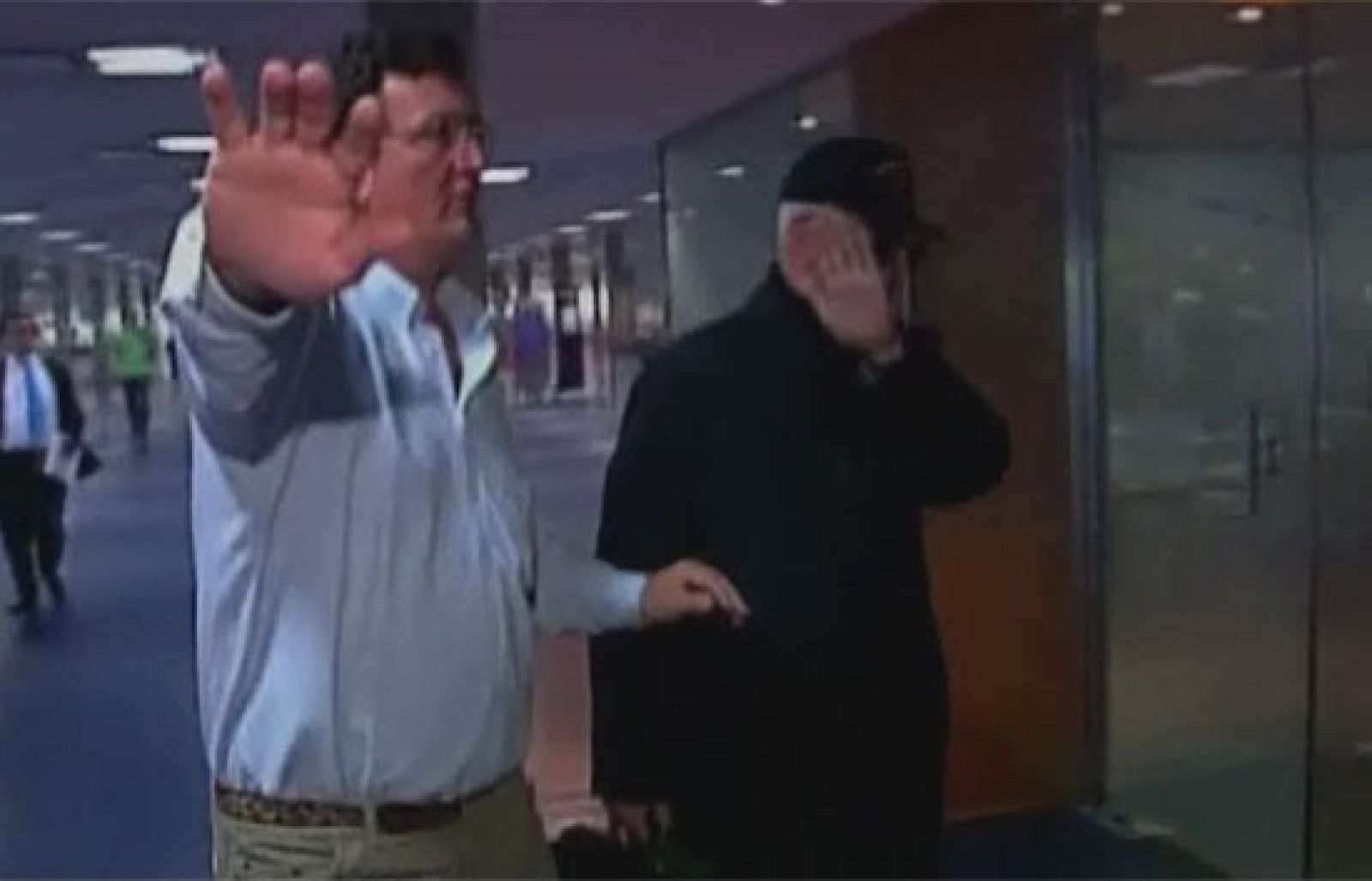 El obispo ultraconservador Richard Williamson abandona Argentina | Ver