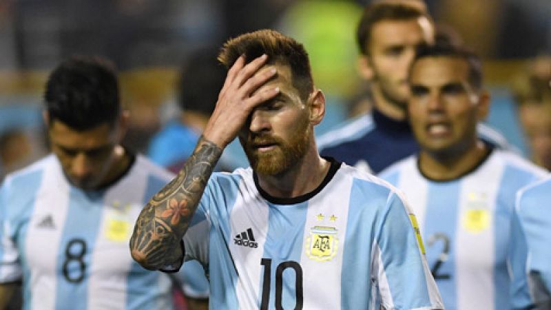La selección argentina se jugará el pase al Mundial de Rusia 2018 en la última jornada de la fase de clasificación en Ecuador, tras empatar con Perú en La Bombonera.