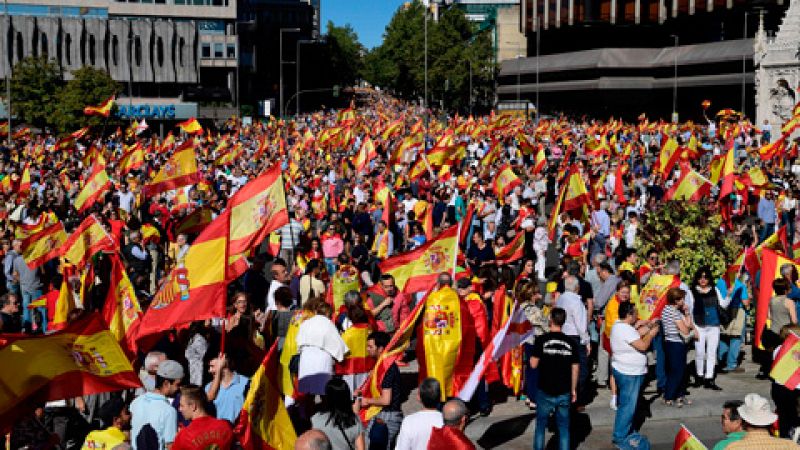 Miles de personas se concentran en la plaza de Colón en Madrid en defensa de la unidad de España