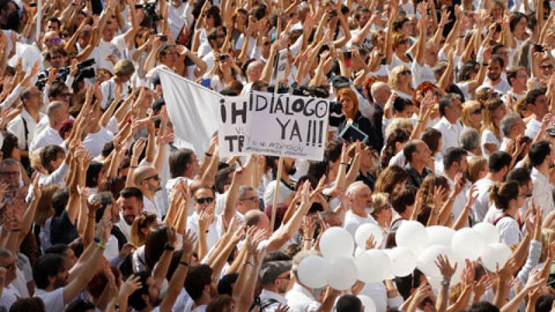 Miles de ciudadanos salen de blanco a la calle para pedir diálogo en Cataluña