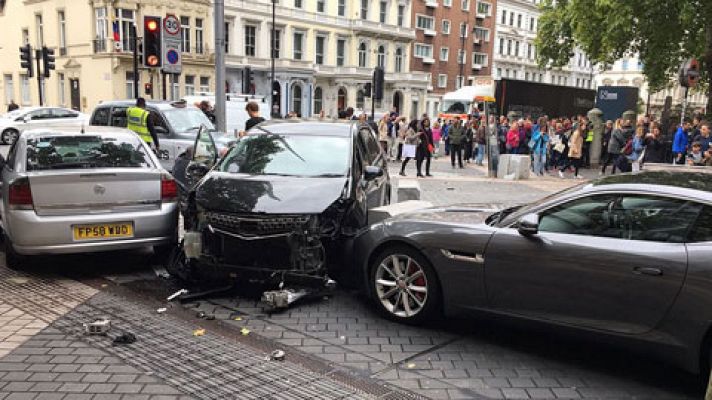 Informativo 24h - Varias personas resultan heridas en un atropello cerca del Museo de Historia Natural de Londres