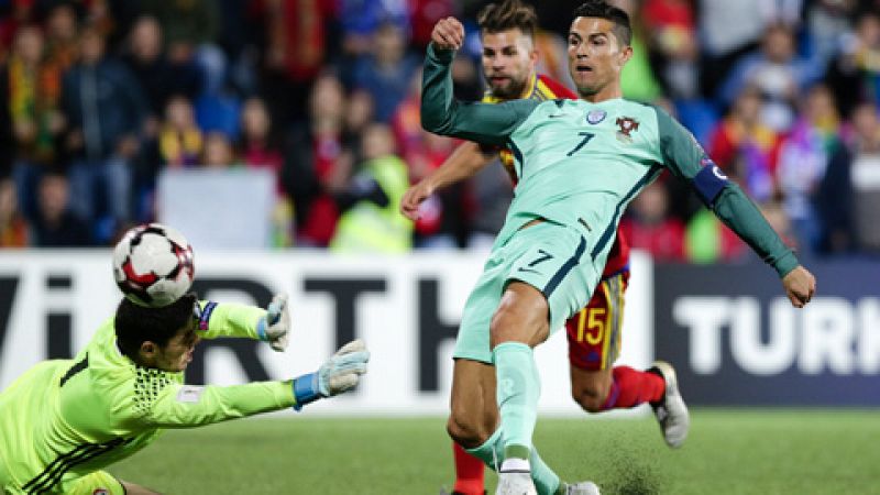 El madridista Cristiano Ronaldo lideró la victoria de Portugal en Andorra, que le permite llegar a la última jornada de la fase de clasificación con opciones de acabar primera de grupo.