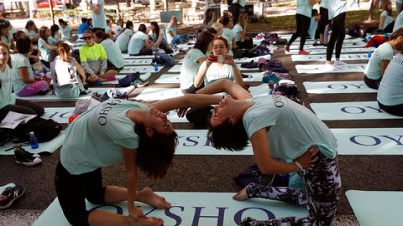 Más de 3.000 personas participan en una clase de yoga en Madrid