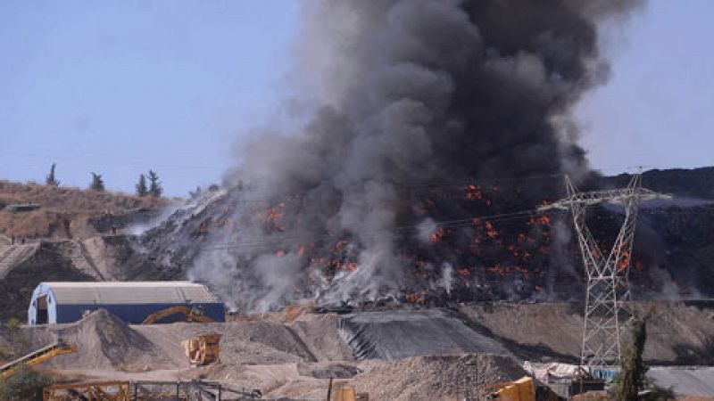 Los bomberos dan por controlado el incendio que empezó ayer en una planta de reciclaje en Córdoba 