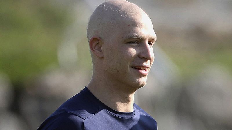 El jugador del Athletic, en un vídeo grabado en un trayecto en coche desde su casa hasta Lezama, explica cómo se encuentra tras superar un cáncer y cómo le han ayudado los mensajes recibidos.