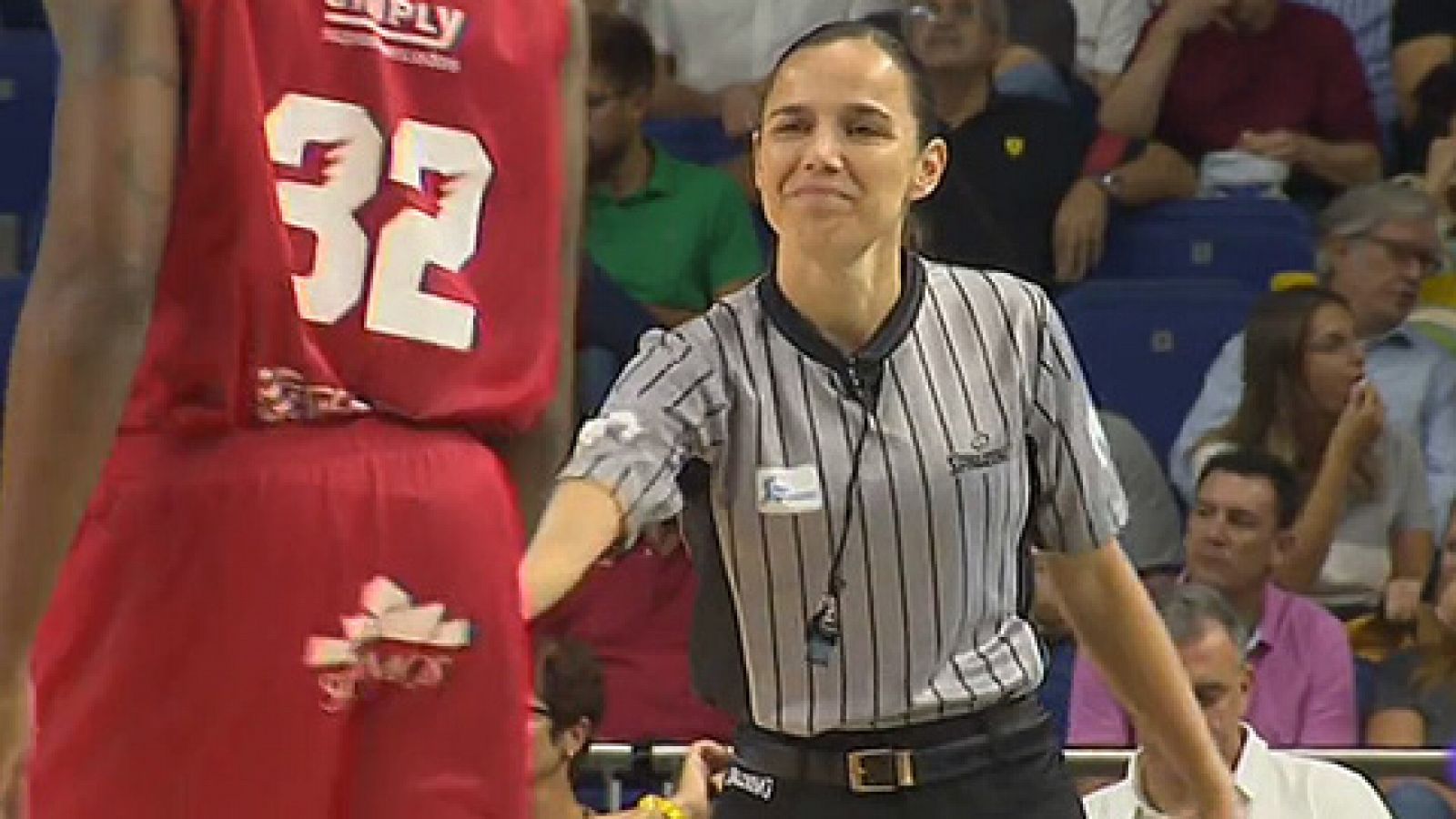 Esperanza Mendoza es la única mujer árbitro en la ACB