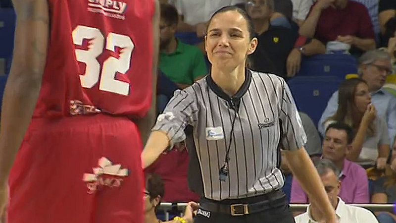 Esperanza Mendoza es la única mujer árbitro en la ACB | Ver