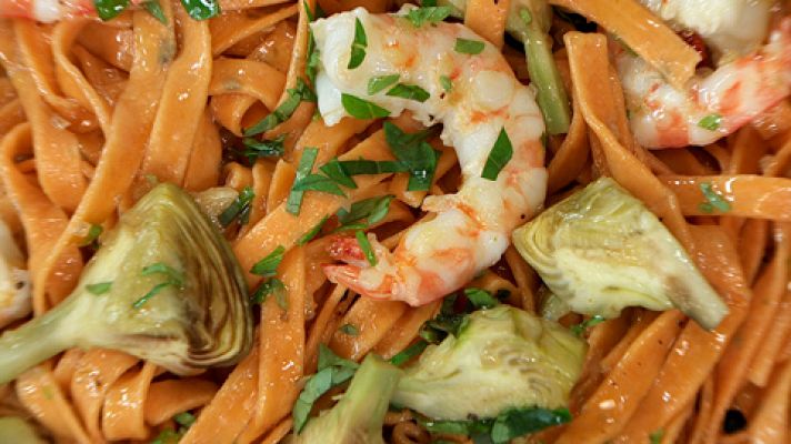 Tagliatelle de tomate con alcachofas