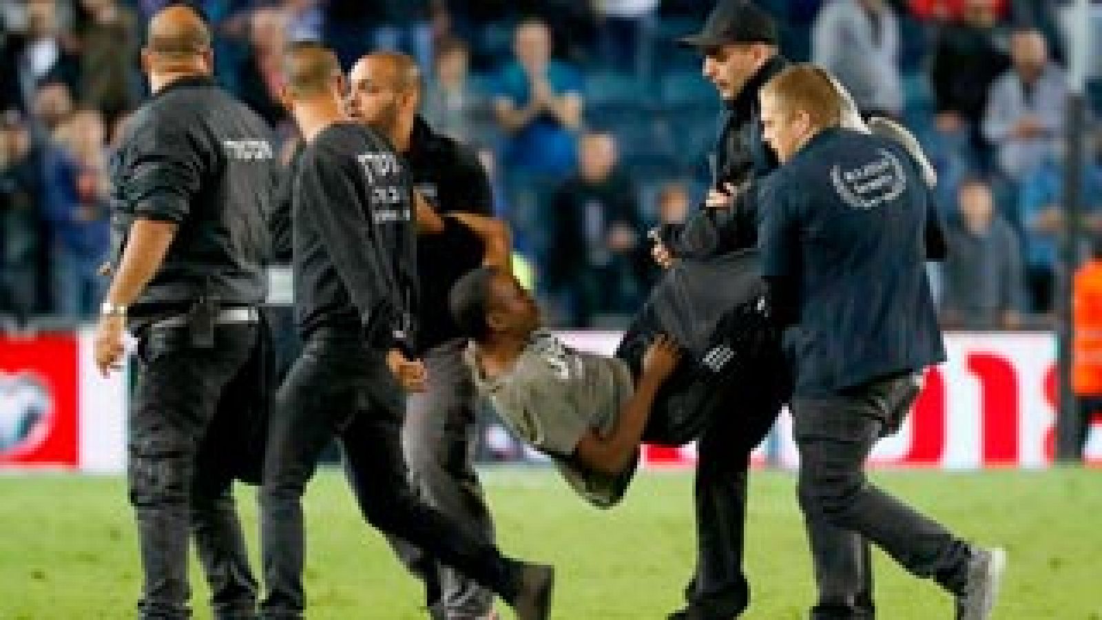 Seis espectadores del Israel-España fueron detenidos tras saltar al campo - Informativo 24h | Ver