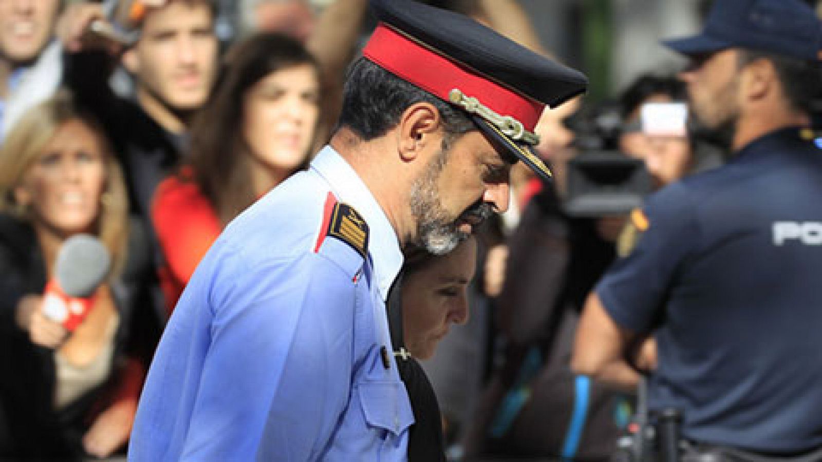 Telediario 1: Un informe de la Guardia Civil acusa a Trapero de inacción flagrante en la jornada del 1-O | RTVE Play