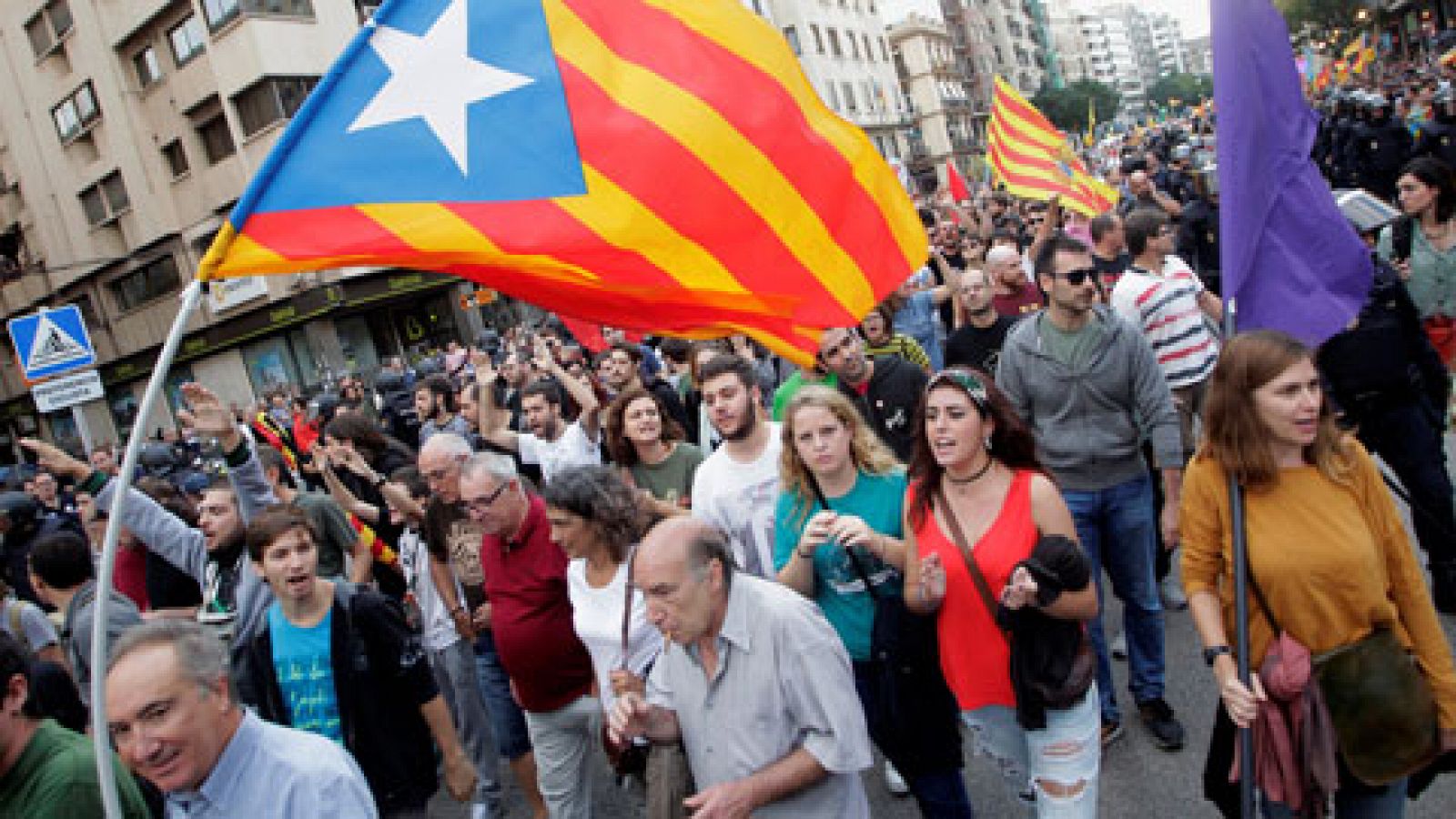 Telediario 1: Ultras revientan la manifestación nacionalista del 9 de Octubre en Valencia | RTVE Play
