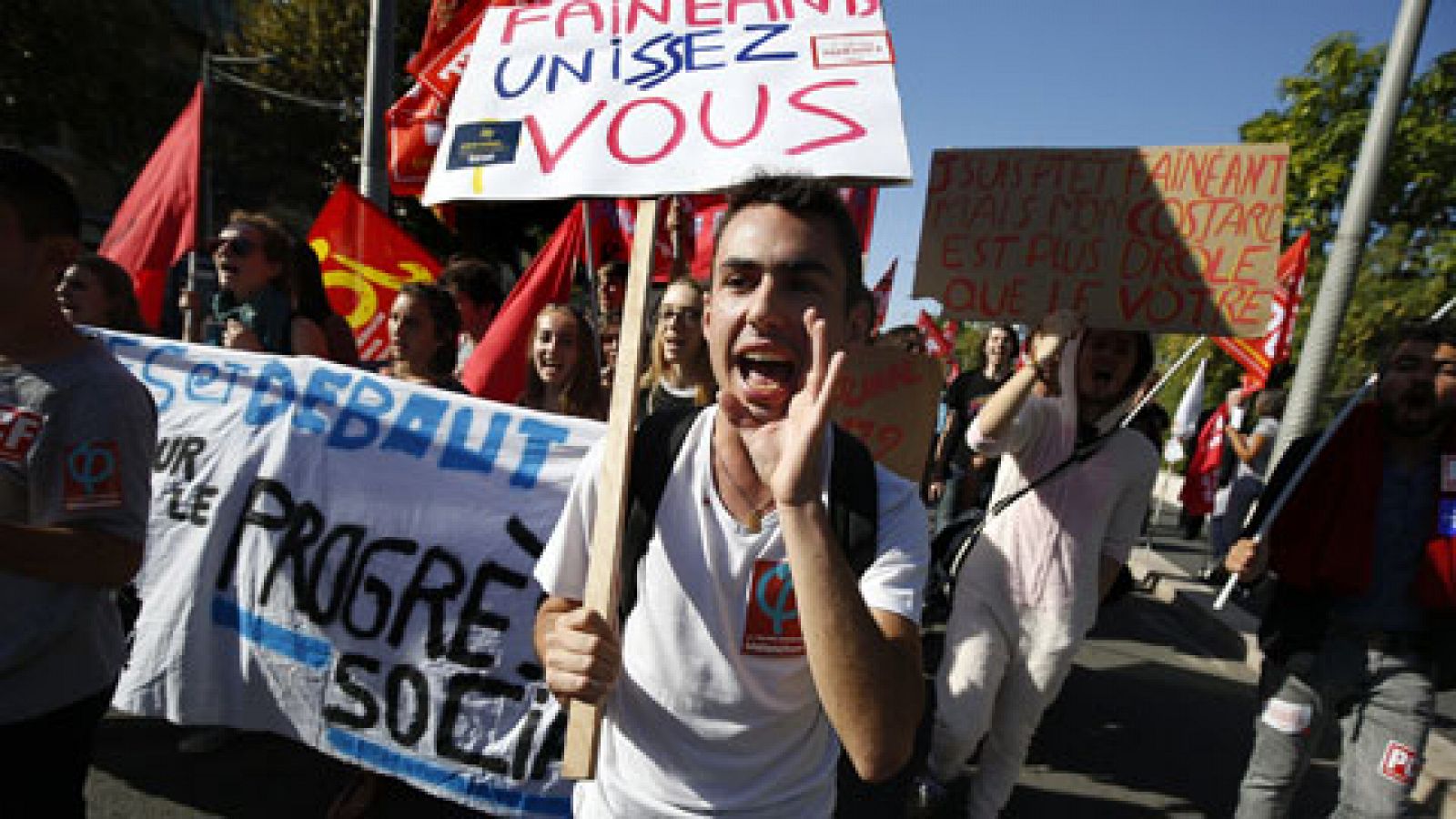 Telediario 1: Huelga de funcionarios en Francia contra las protestas de Macron | RTVE Play