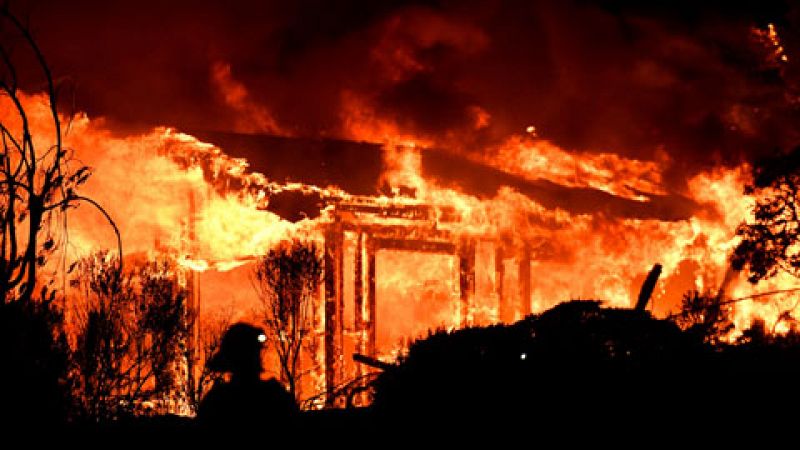 Al menos diez muertos en los incendios que asuelan California