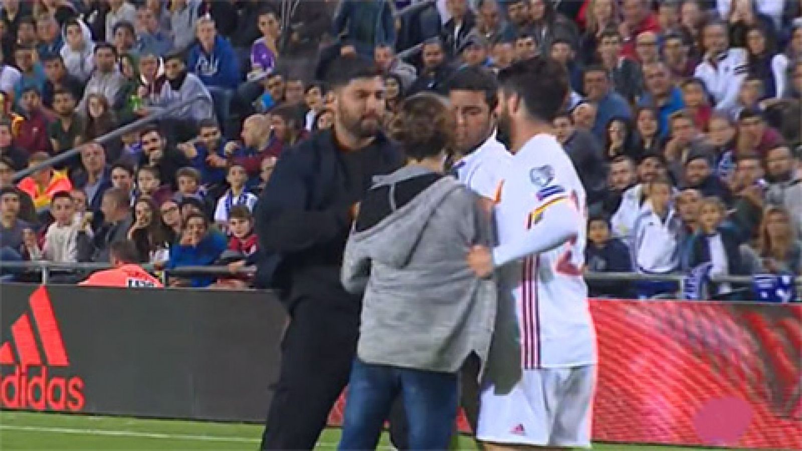 Seis espectadores del Israel-España fueron detenidos tras saltar al campo | Ver