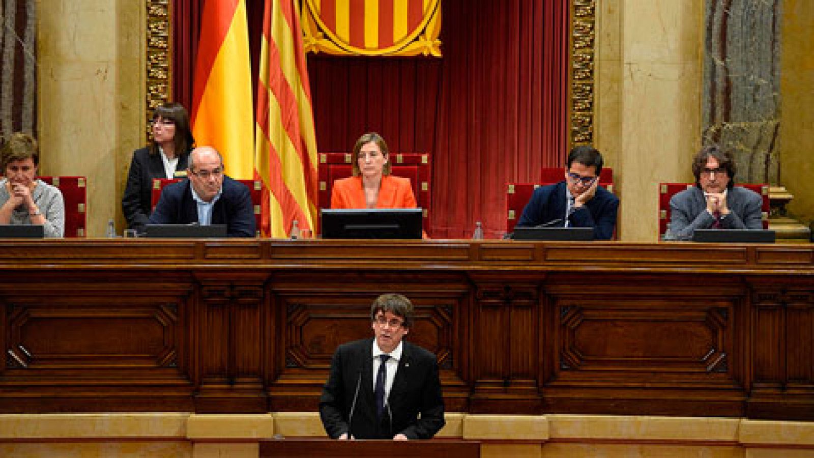 Puigdemont aplaza la independencia para emprender "un diálogo que la haga posible"