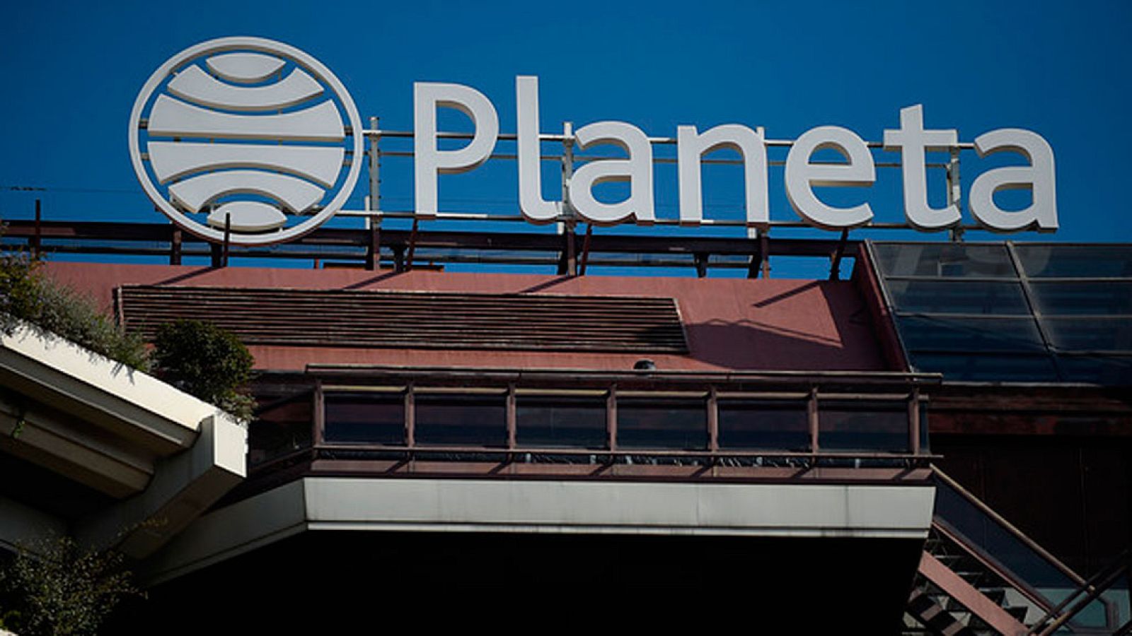 Tras la comparecencia del presidente catalán  en el Parlament el grupo Planeta anunciaba su salida de Cataluña