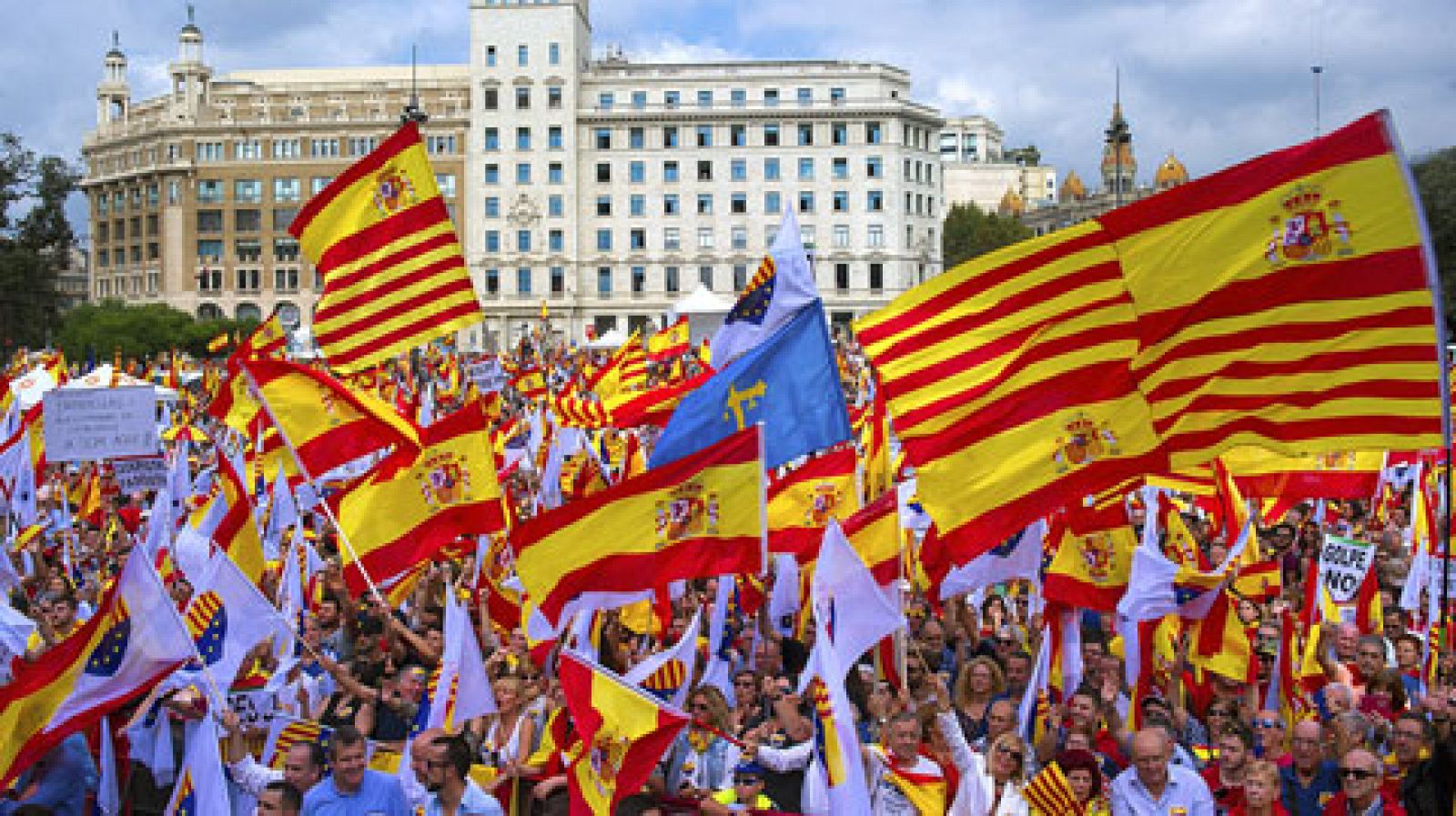 Telediario 1: Miles de personas piden en Barcelona a Puigdemont que "vuelva a la senda de la Constitución" | RTVE Play