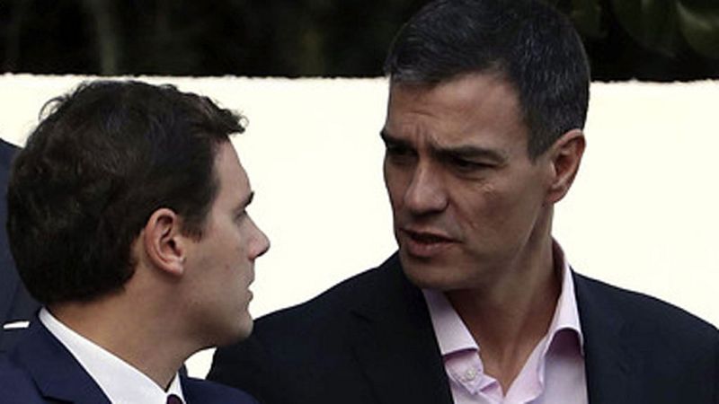 Rajoy ha aprovechado el desfile para saludar a Sánchez y a Rivera