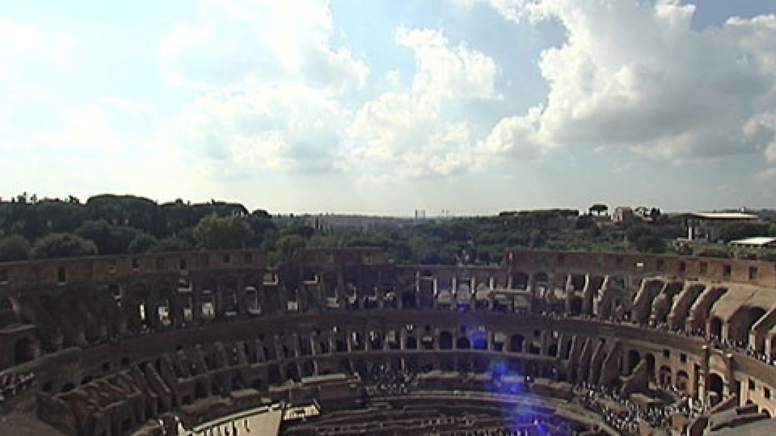 Telediario 1: Reabre el gallinero del Coliseo cerrado desde hace 40 años por problemas de seguridad | RTVE Play