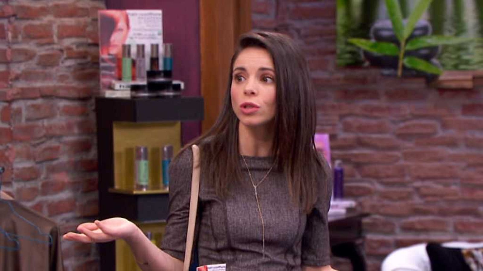 La Peluquería - Rebeca speaks English - ver ahora