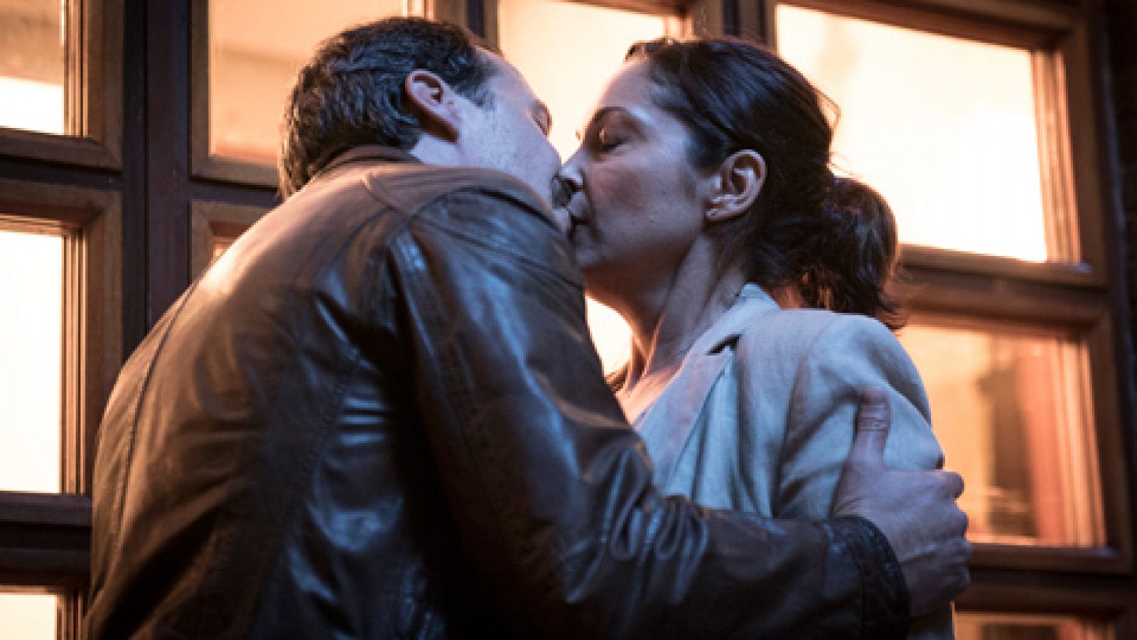 Bea ve como Santos besa a su madre 