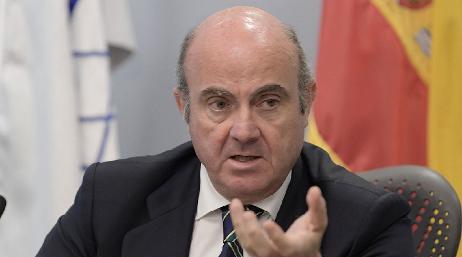 De Guindos confirma que el Gobierno revisará a la baja la previsión de crecimiento por la crisis de Cataluña