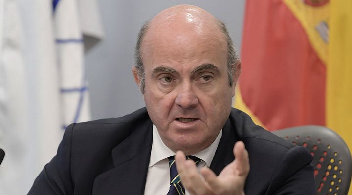 Telediario 1 - De Guindos confirma que el Gobierno revisará a la baja la previsión de crecimiento por la crisis de Cataluña