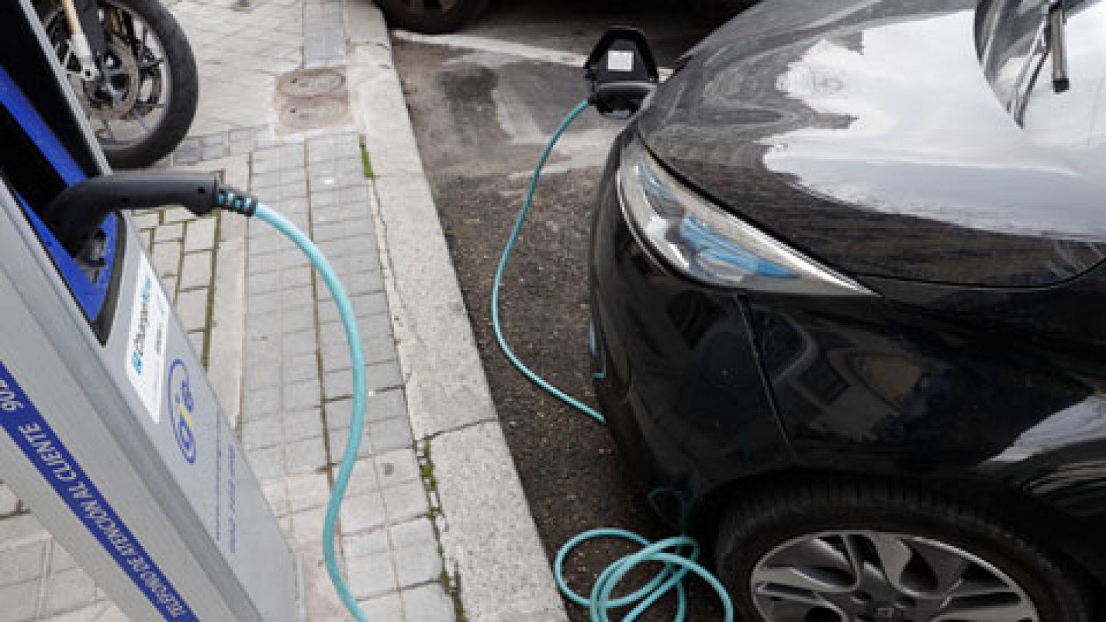 Telediario 1: El coche eléctrico, una opción para circular con las restricciones por contaminación aún minoritaria | RTVE Play