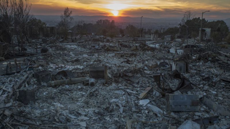 El número de desplazados por los incendios de California asciende a 100.000