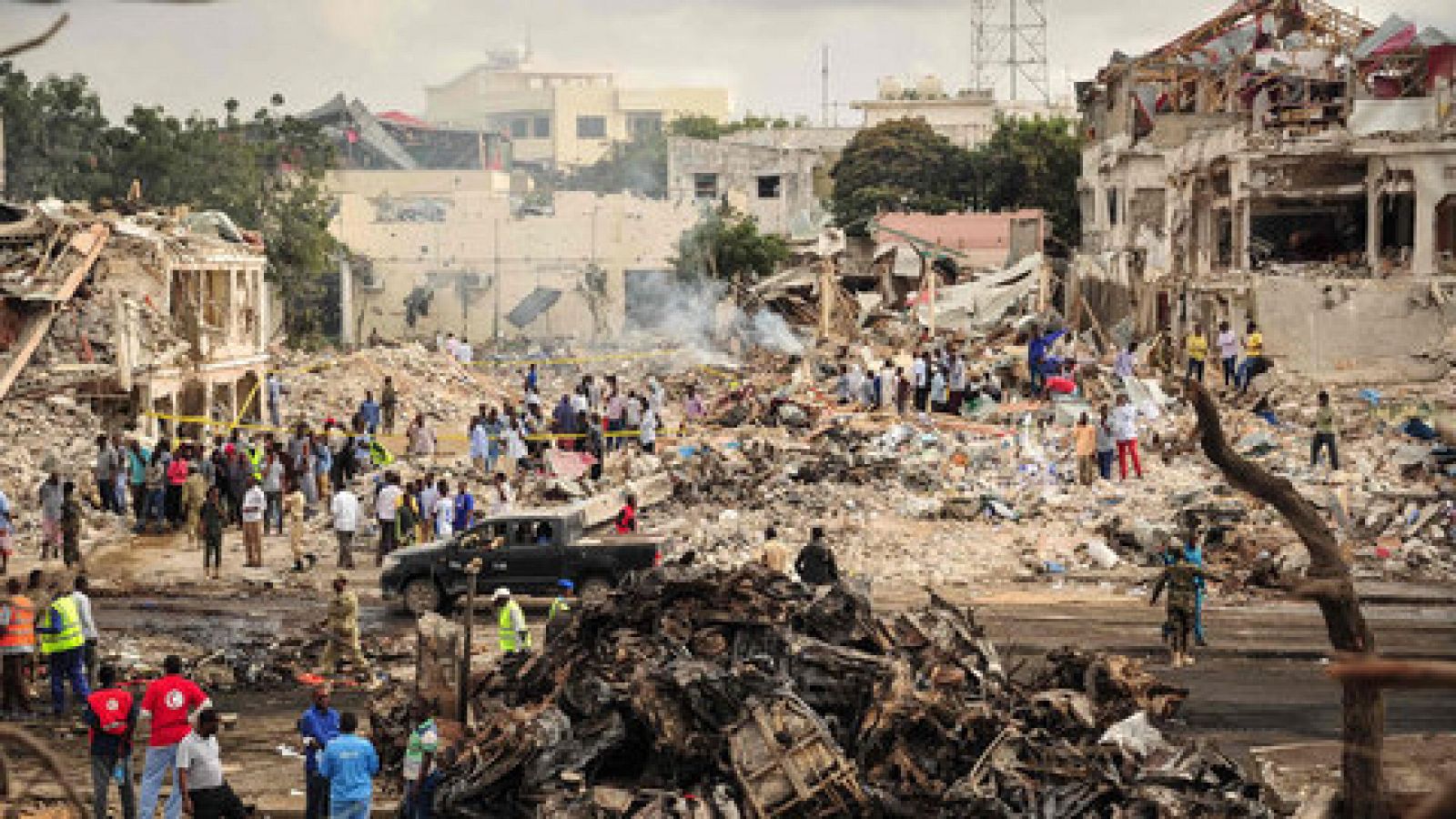 El número de muertos en el atentado de Mogadiscio supera los 200