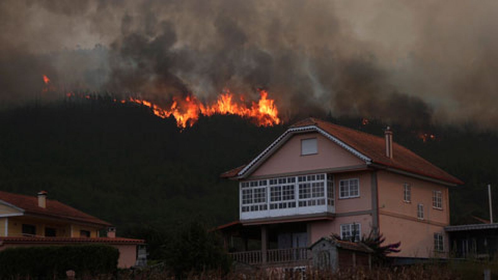 Informativo 24h: Varios incendios avanzan sin control hacia zonas pobladas de los alrededores de Vigo | RTVE Play