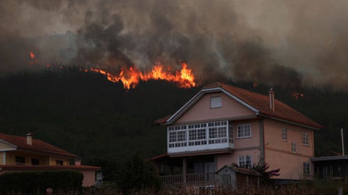 Varios incendios avanzan sin control hacia zonas pobladas de los alrededores de Vigo