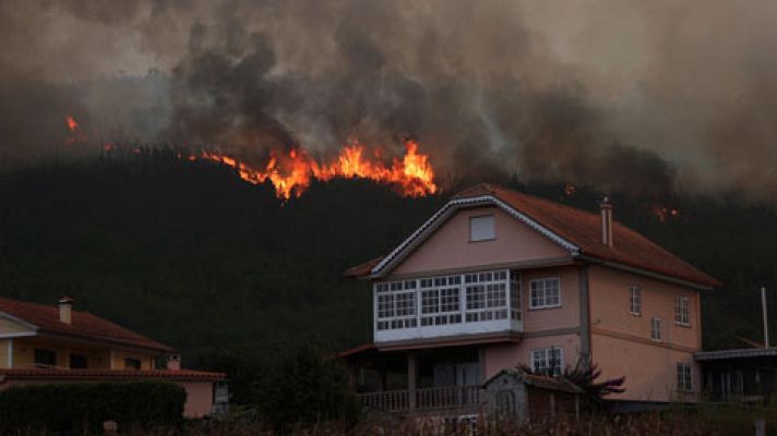 Informativo 24h - Varios incendios avanzan sin control hacia zonas pobladas de los alrededores de Vigo