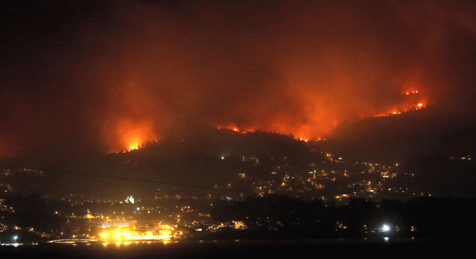 El fuego cerca la ciudad de Vigo