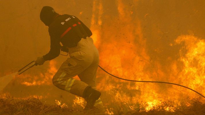 Informativo 24h - Dos muertos y poblaciones asediadas por los incendios en Galicia
