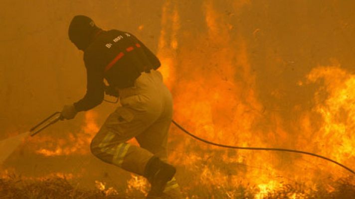 Informativo 24h - Dos muertos y poblaciones asediadas por los incendios en Galicia