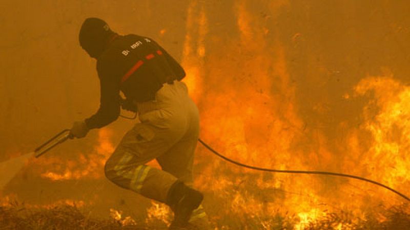 Dos muertos y poblaciones asediadas por los incendios en Galicia